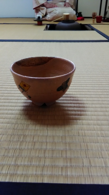 タタミの上に置かれた抹茶碗の画像