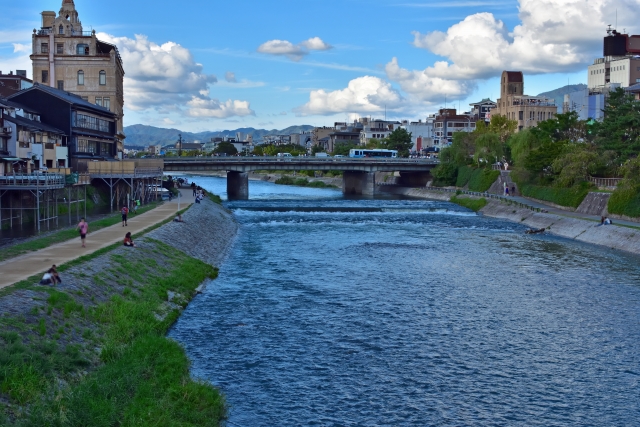 京都の鴨川からみた四条大橋の画像