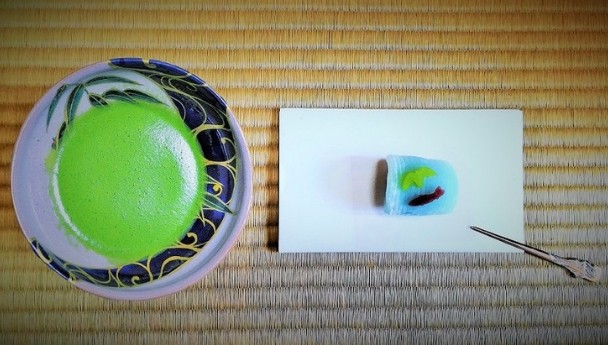 ホタルの平茶碗と清流イメージの和菓子の画像