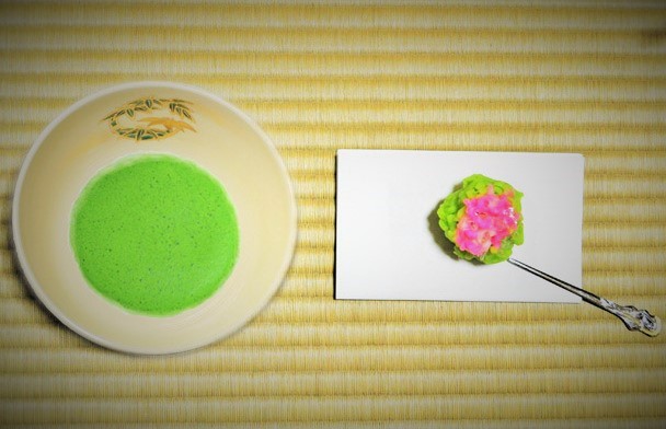 抹茶碗 四君子とお菓子の画像