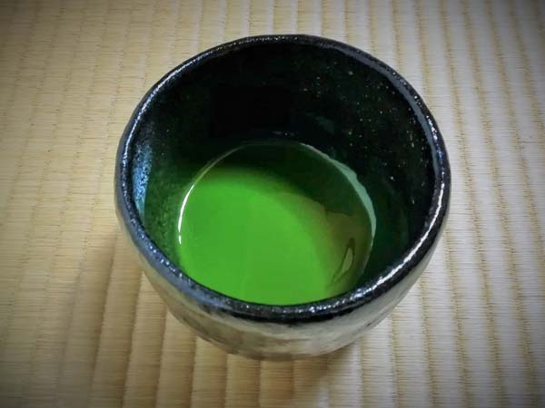 濃茶用の黒楽の抹茶碗と濃茶の画像