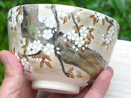 色絵琳派桜抹茶茶碗の絵を拡大した画像