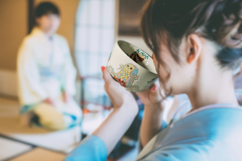 抹茶碗あまびえで抹茶をいただく着物の女性の画像