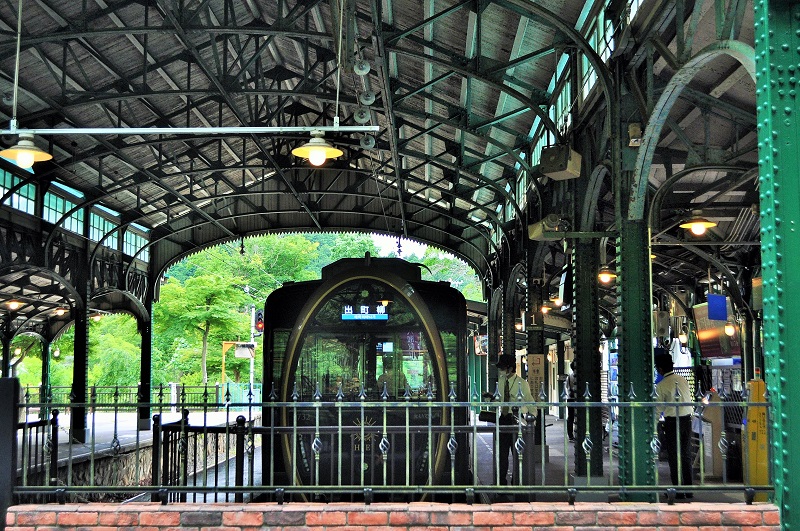 叡山電鉄の八瀬比叡山口駅のレトロなドーム屋根の画像