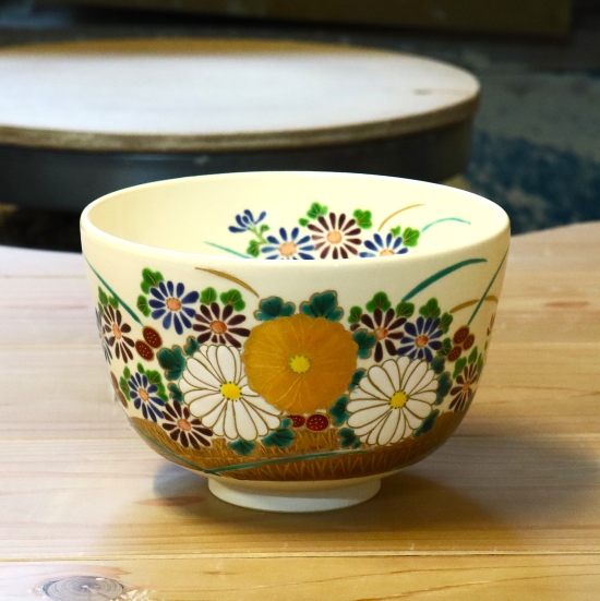 抹茶碗 色絵菊花の全体像の画像